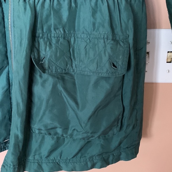 Women's light weight jacket with elastic waist and 2 front pockets. - Picture 3 of 4